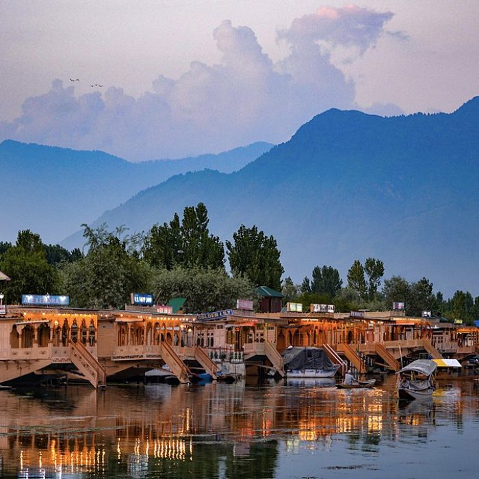 Houseboats,_Dal_Lake,_Kashmir